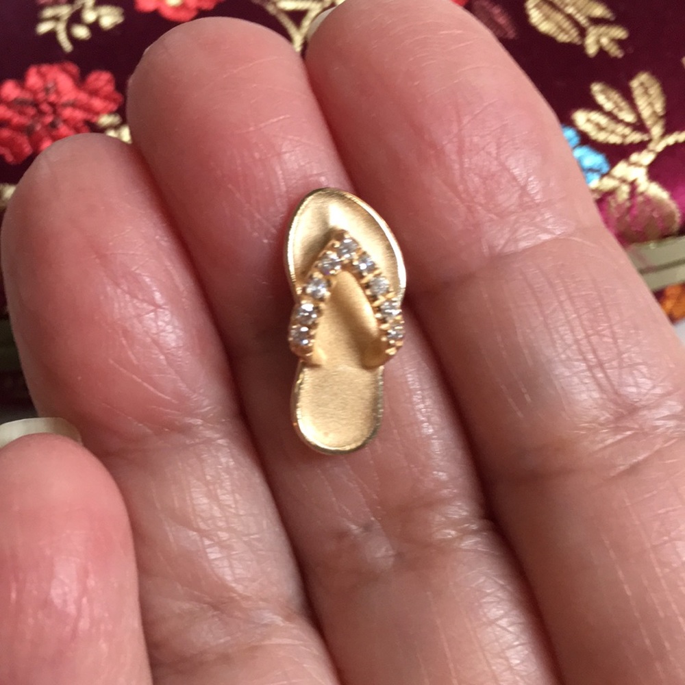 14k Genuine NA HOKU HAWAII gold slipper with 9 sparkly diamonds.